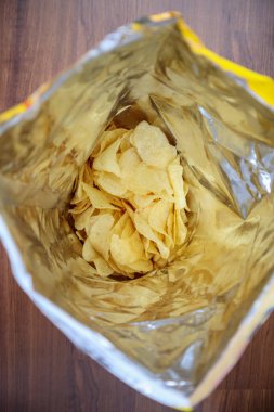 Açık büfede patates cipsi. Masaya yakın.