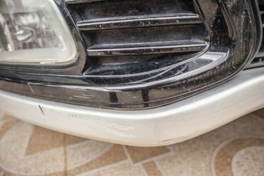 Araba tamponu boya hasarını çizmiş.