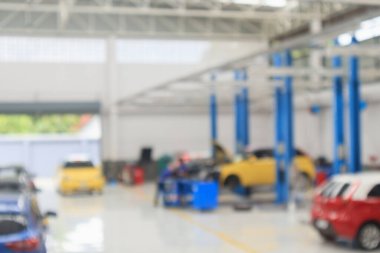 Araç servis merkezi Bokeh Light tamir istasyonunda bulanıklaştırılmış arka planda
