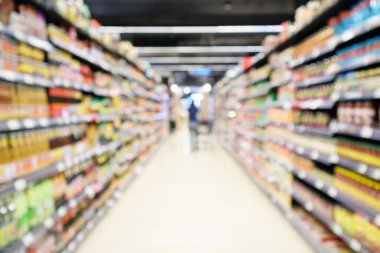 Süpermarket koridor ürün rafları ile müşteri odaklanmış iç bulanık bokeh ışık arkaplanı