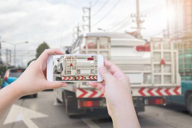 Araba sigortası için araba kazasından sonra çekçekilen arabanın akıllı telefon fotografını kullanmış.