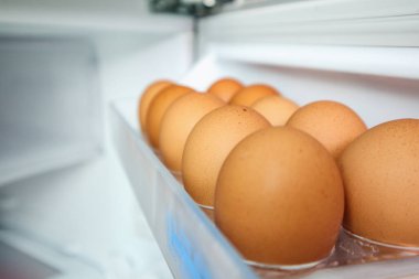 Yumurtalar buzdolabının rafında.