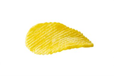 Kırpma yolu ile beyaz arkaplanda izole patates cipsi atıştırmalığı