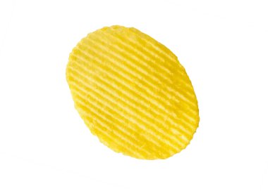 Kırpma yolu ile beyaz arkaplanda izole patates cipsi atıştırmalığı