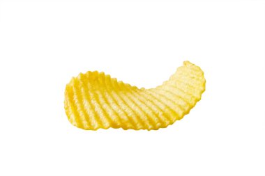 Kırpma yolu ile beyaz arkaplanda izole patates cipsi atıştırmalığı