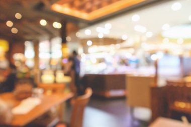 Müşteri ve ahşap masa ile restoran içi Bokeh Light ile soyut arka plan bulanıklaştırır