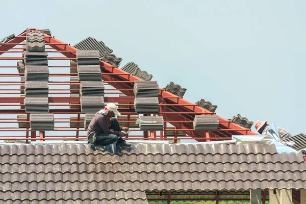 在房屋地盘安装屋面瓦的建筑天台 — 图库照片