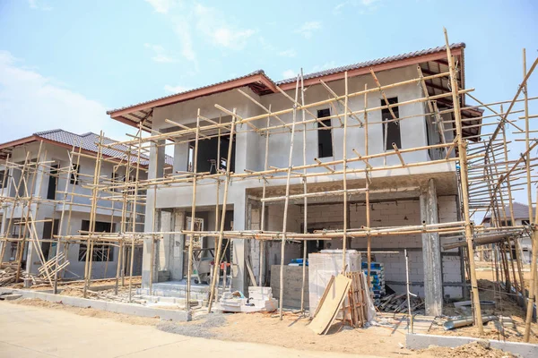 İnşaat halindeki ev, inşaat alanındaki havalandırmalı beton blok yapısına sahip.