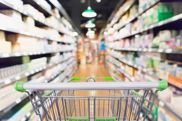 Lorong Supermarket Dan Rak Produk Latar Belakang Dengan Keranjang Belanja — Stok Foto