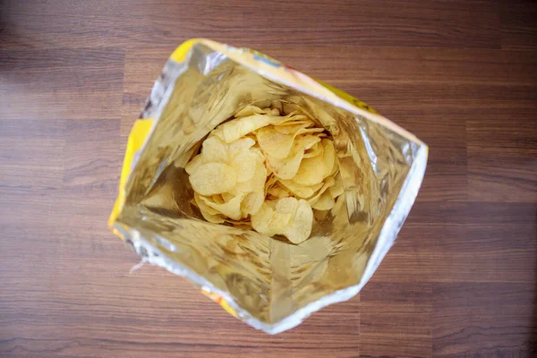 Batatas Fritas Saco Lanche Aberto Perto Chão Mesa — Fotografia de Stock