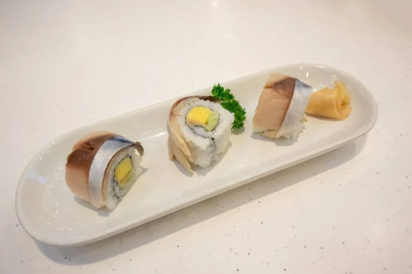 Saba Sushi Rouleau Sur Plaque Blanche — Photo
