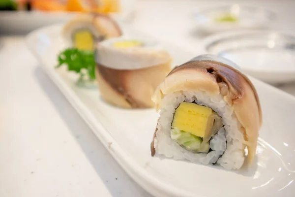 Saba Sushi Roll Piring Putih — Stok Foto