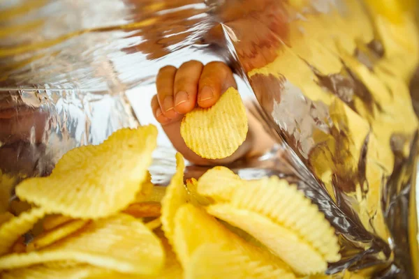 Patates cipsleri atıştırmalık poşetin içinde.