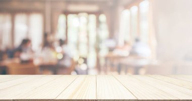 Ahşap masa üstü restoran kafesi ya da kafenin içi soyut odaklanmış bulanık arka planı olan insanlarla dolu.