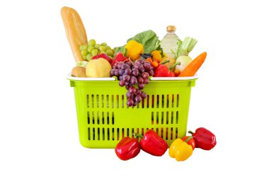 Yeşil alışveriş sepetindeki taze meyve ve sebze ürünleri beyaz arka planda kırpma yolu ile izole edilmiş.