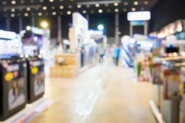Ev aletlerindeki çamaşır makineleri elektronik mağazasının perakende satış mağazasının arka planında bulanık