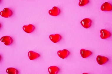 Sevgililer Günü geçmişi, pembe arka planda kalp şeklinde şekerler.