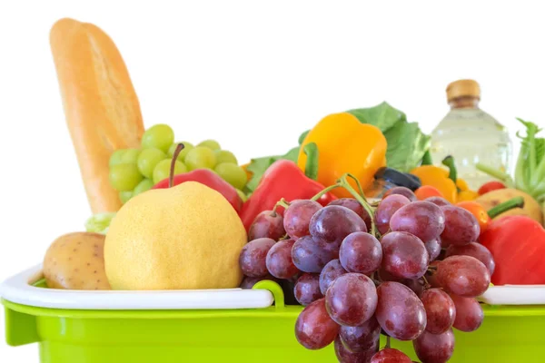 绿色购物篮中的新鲜水果和蔬菜食品 背景为白色 有切割路 — 图库照片