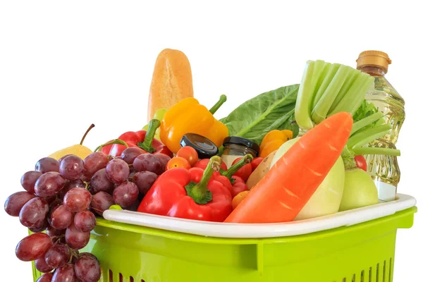绿色购物篮中的新鲜水果和蔬菜食品 背景为白色 有切割路 — 图库照片