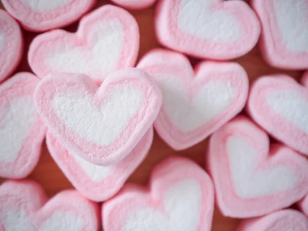 ピンクハート形のマシュマロをバレンタインバックに — ストック写真