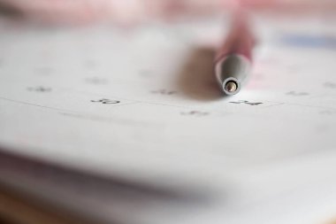 Üzerinde kalem olan takvim sayfası