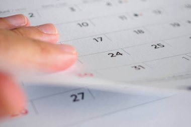 El ele tutuşan takvim sayfası çevirme sayfası arka planı kapat