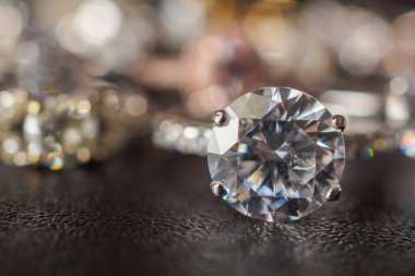 Mücevher elmas yüzükler siyah arkaplanda. Yakın plan.