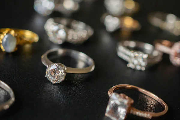 Κοσμήματα Διαμαντένια Δαχτυλίδια Μαύρο Φόντο Από Κοντά — Φωτογραφία Αρχείου