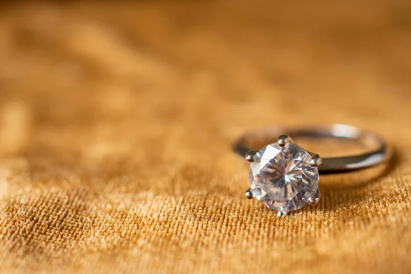 Anillo Diamantes Joyería Sobre Fondo Tela Dorada Cerca — Foto de Stock