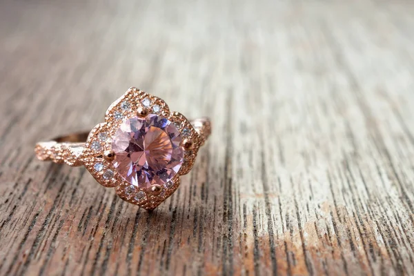 Ροζ Διαμαντένιο Δαχτυλίδι Ξύλινο Τραπέζι Φόντο — Φωτογραφία Αρχείου