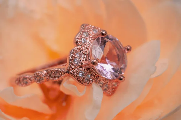 Anillo Diamantes Rosa Sobre Fondo Flor Rosa —  Fotos de Stock