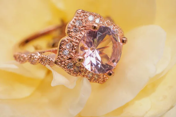 Ροζ Δαχτυλίδι Διαμάντι Φόντο Τριαντάφυλλο Λουλούδι — Φωτογραφία Αρχείου