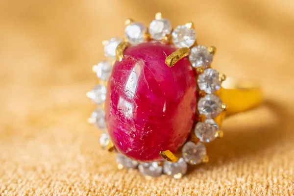 Joyería Anillo Rubí Rojo Sobre Fondo Tela Dorada Cerca — Foto de Stock