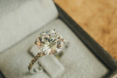 Mücevher kutusunda elmas yüzük