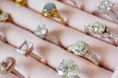 Mücevher elmas yüzükler ve küpeler kutuda.