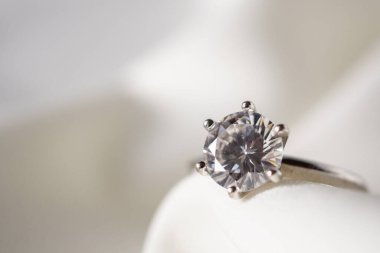 Mücevher alyansı. Yakın plan.