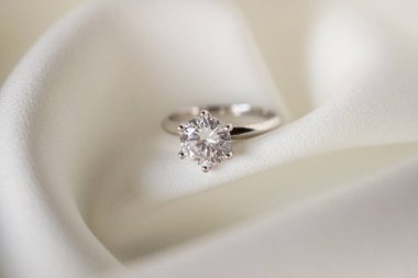 Mücevher alyansı. Yakın plan.