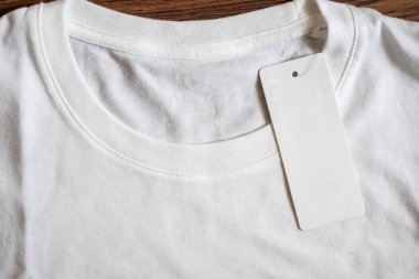 Beyaz tişörtte boş fiyat etiketi