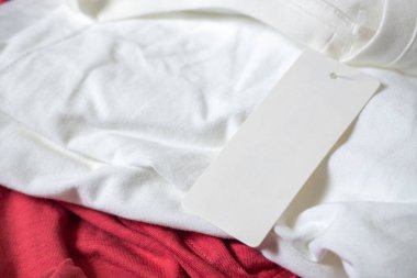 Beyaz tişörtte boş fiyat etiketi