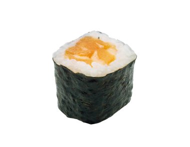 Japon somon balığı suşi sarması beyaz arka planda kırpma yolu ile izole edilmiş.