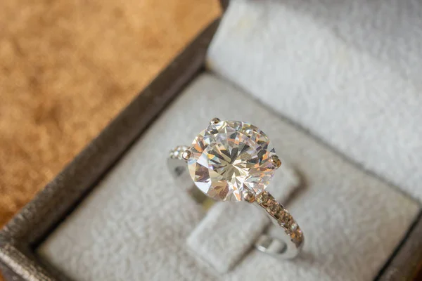 Luxus Eljegyzés Gyémánt Gyűrű Ékszer Ajándékdobozban — Stock Fotó