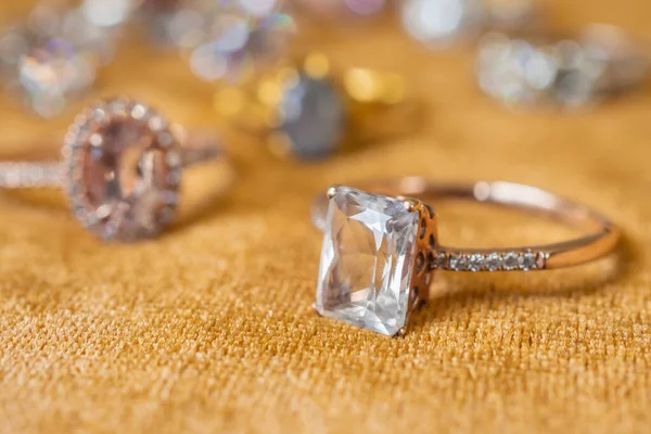 Joyería Anillos Diamantes Sobre Fondo Tela Dorada Cerca —  Fotos de Stock