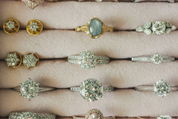 Κοσμήματα Διαμαντένια Δαχτυλίδια Και Σκουλαρίκια Κουτί — Φωτογραφία Αρχείου