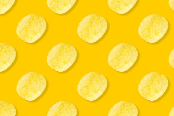 Chipsy Ziemniaczane Wzór Pastelowym Żółtym Tle Widok Górny Płaski Leżak — Zdjęcie stockowe