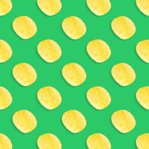 Aardappel Chips Patroon Pastel Groene Achtergrond Bovenaanzicht Plat Lay — Stockfoto