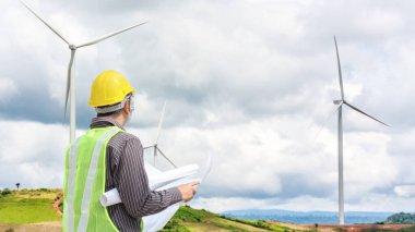 Rüzgar türbini elektrik santralinin inşaat alanında çalışan mühendis.