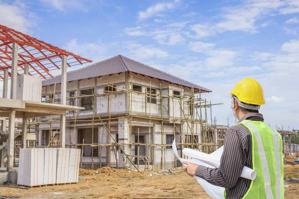 Ingeniero Profesional Arquitecto Trabajador Con Casco Protector Planos Papel Edificio — Foto de Stock