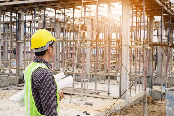 Asiático Hombre Negocios Ingeniero Construcción Trabajador Casco Protección Planos Papel — Foto de Stock