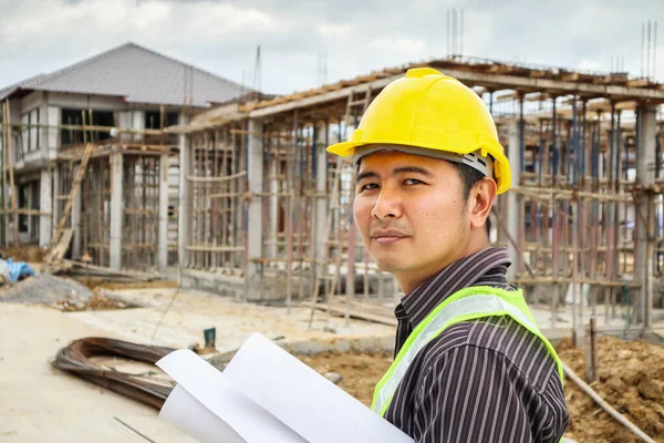 Asiático Hombre Negocios Ingeniero Construcción Trabajador Casco Protección Planos Papel — Foto de Stock