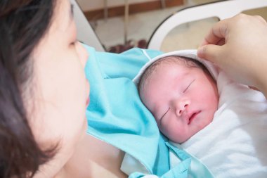 Hastanede doğum sancısı çektikten sonra mutlu anne ve bebek